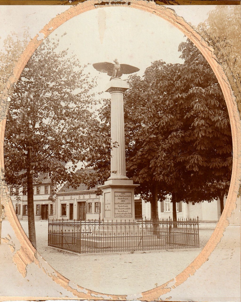Welchen Stellenwert das Kriegerdenkmal einst hatte, zeigt auch, dass dem Ehrenbürger Moritz Manheimer zum 70. Geburtstag 1896 die Delegation aus seiner Heimatstadt unter anderem ein Foto dessen mit nach Berlin brachte. Die obige Abbildung von 1905 erhielt der Heimatverein kürzlich als Kopie.