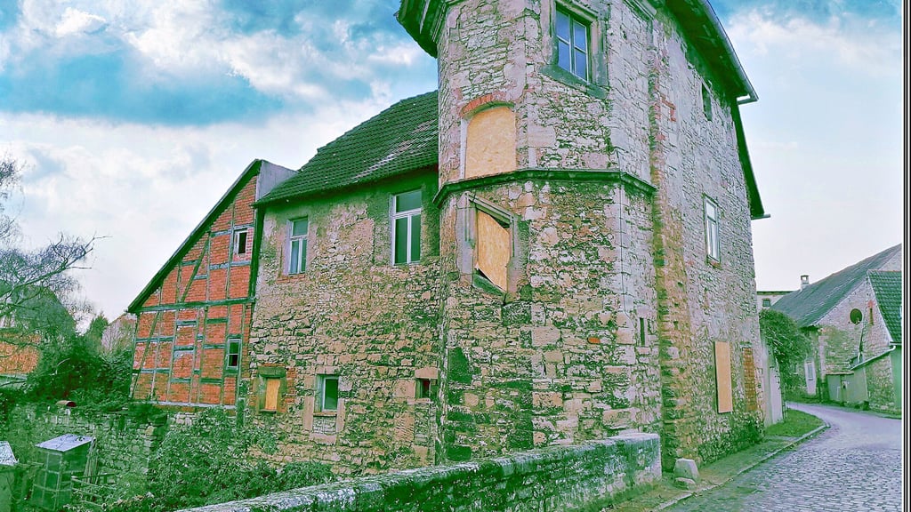 Das Gröninger Brückentorhaus gilt es als einziges erhaltenes Gebäude des ehemaligen Gröninger Schlosses. Im Zuge von Sanierungsarbeiten wurden bauhistorische Untersuchungen angestellt.