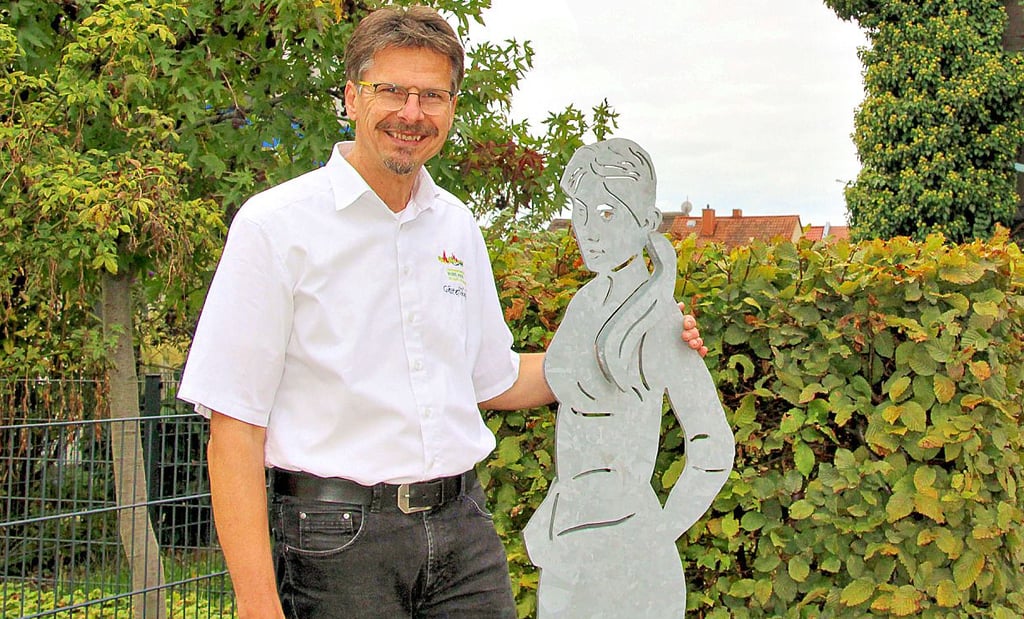 Udo Vogt an der Reimann-Stele. Der Burger wird auch die Gäste zum Auftakt des Reimann-Jahres führen.