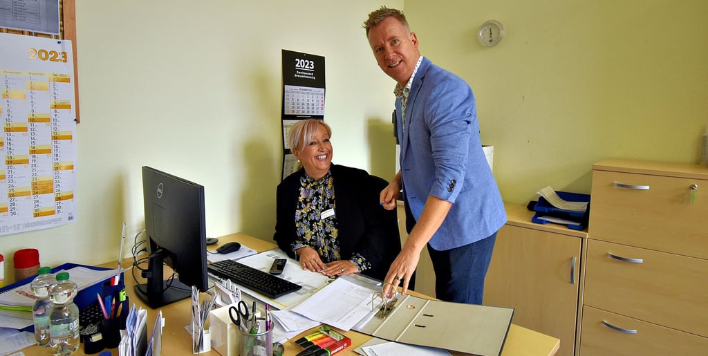 Der Bereichsleiter Wohnen der Lebenshilfe, René Wullstein, schaut seiner Kollegin Claudia Luckau, die das Heim am Wachtberg in Hecklingen leitet, über die Schulter.