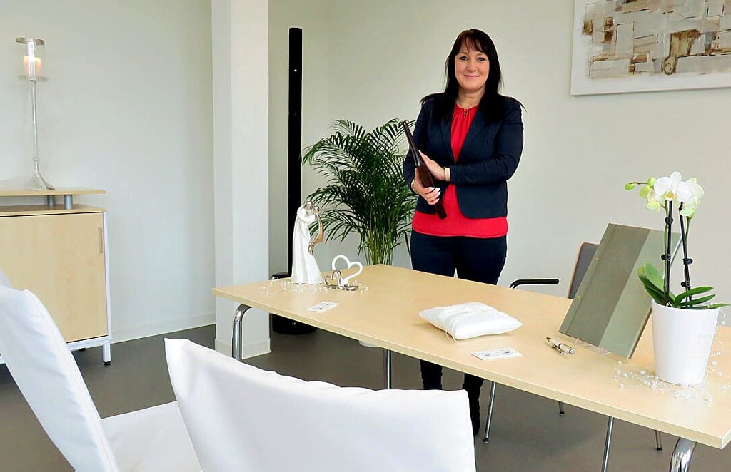 Standesbeamtin Nicole Lehmann im neuen Trauzimmer im Rathaus Biederitz.