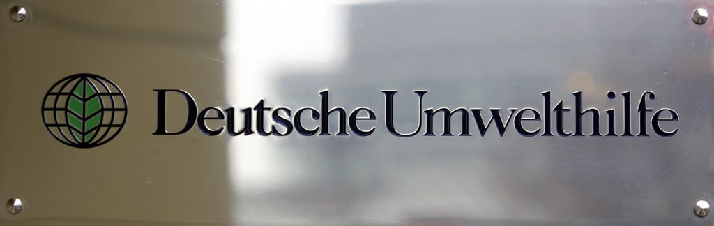 Ein Schild der Deutschen Umwelthilfe (DUH).
