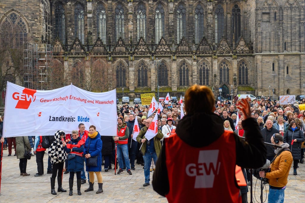 Lehrer protestieren auf dem Domplatz der Landeshauptstadt.