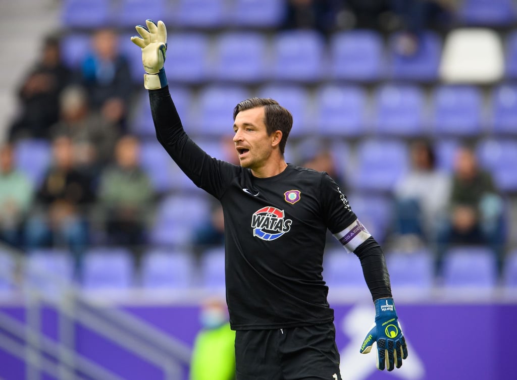 Martin Männel hält die Hand hoch.