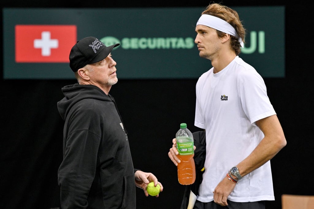 Der ehemalige Tennisprofi Boris Becker (l) und Alexander Zverev stehen beieinander.