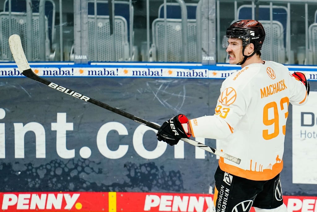 Wolfsburgs Spencer Machacek jubelt nach einem Tor.
