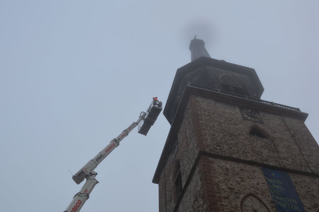 Mit der Hebebühne wird das Material für die Funkanlagen in den Kirchturm verlagert.