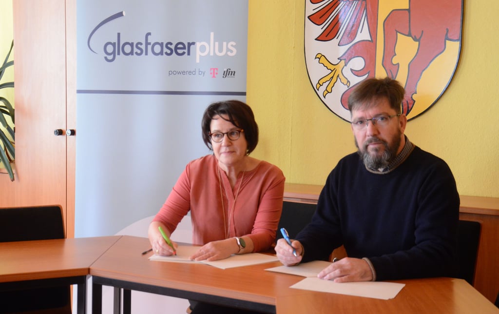 Andrea Nemitz-Jänicke, Sales Managerin Sachsen-Anhalt bei der Telekom, und Karsten Ruth, Bürgermeister der Einheitsgemeinde Kalbe, unterzeichnen eine gemeinsame Erklärung zum Bau von Glasfaseranschlüssen in Kalbe bis ins Haus.