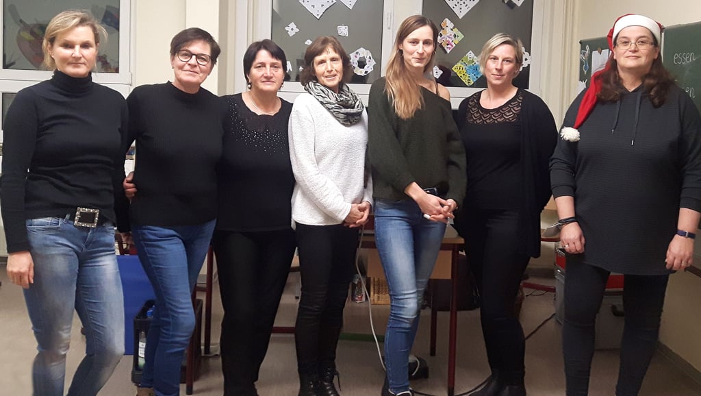 Engagierte Damen: Dieses Foto entstand im Dezember, als das bisherige Blutspende-Quartett aus Rätzlingen den Stafellstab für den ehrenamtlichen Dienst an Aline Siegling (von links), Ina Fullert, Gabi Breitenfeld, Annekatrin Müller, Saskia Draniro, Katja Witte und Micaela Schönknecht übergab.
