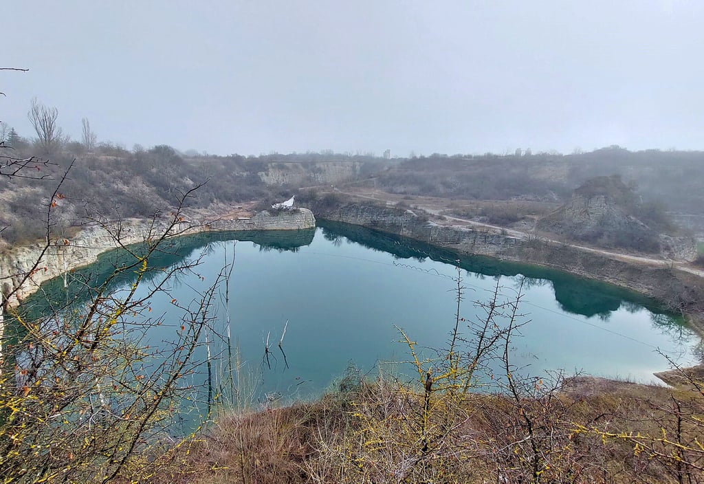 Rings um Förderstedt befinden sich mehrere Tagebaurestlöcher. Wie dieses sogenannte „Restloch III“ zwischen Bahnschienen und Marbegraben bei Förderstedt sollen an insgesamt vier Bereichen Solaranlagen entstehen.