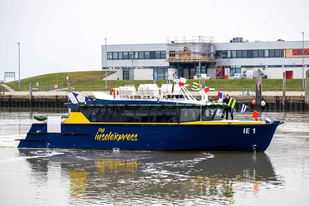 Die neue Fähre „Inselexpress 1“ fährt durch den Hafen von Norddeich.