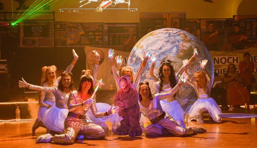 Eine tolle Idee hatte diese SKK-Tanzgruppe namens Sarazotas: Die jungen Frauen hatten Elemente vom Schwarzlichttheater in ihren Tanz eingebaut - ihre Hände leuchteten in der Dunkelheit. Mit dabei beim Abstecher auf den Planeten Melmac war auch Alf.