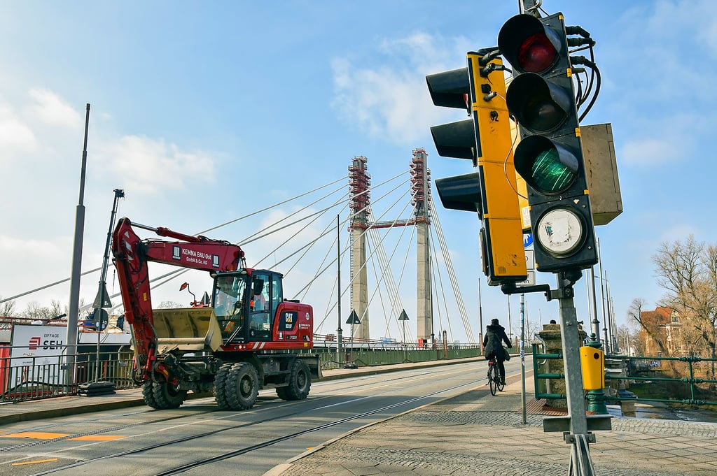 Seit 13. Februar ist an der Ostseite der Anna-Ebert-Brücke eine neue Ampelanlage in Betrieb.