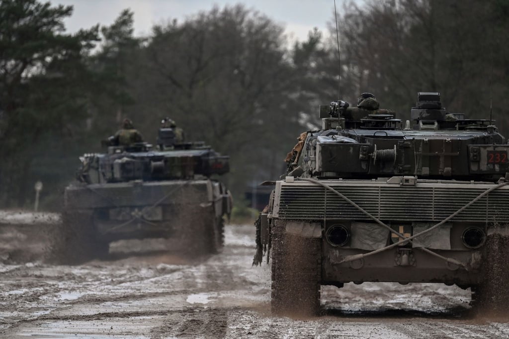 Zwei Leopard 2 A6 des Panzerbataillon 203 der Bundeswehr fahren auf einem Truppenübungsplatz.