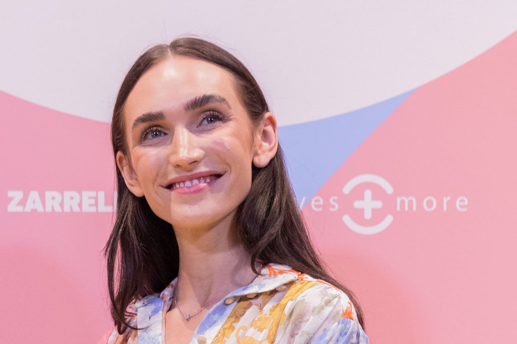 Model und Influencerin Anna Adayam, ehemals Wilken, steht auf dem gelben Teppich bei der Präsentation einer Brillenkollektion.