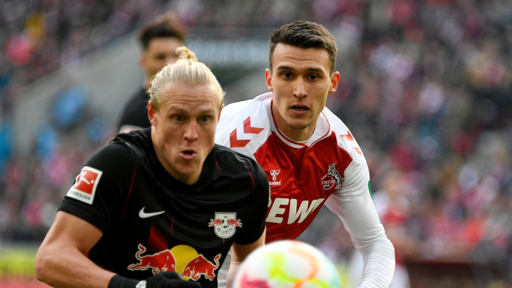 Kölns Dejan Ljubicic verfolgt RB-Profi Xaver Schlager (l.).