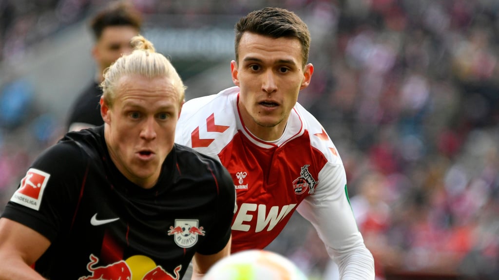 Kölns Dejan Ljubicic verfolgt RB-Profi Xaver Schlager (l.).