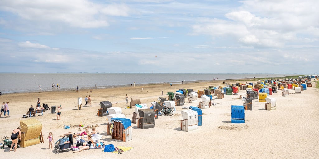 Touristen sind bei schönem Wetter am Badestrand von Dangast. Nach fast drei Jahren Corona-Pandemie ist die Urlaubslust der Deutschen groß. Das geht aus verschiedenen Buchungsanalysen hervor.