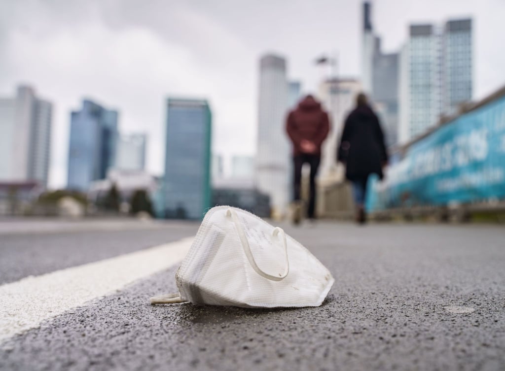 Eine FFP2-Maske liegt auf dem Gehweg der Frankfurter Untermainbrücke.