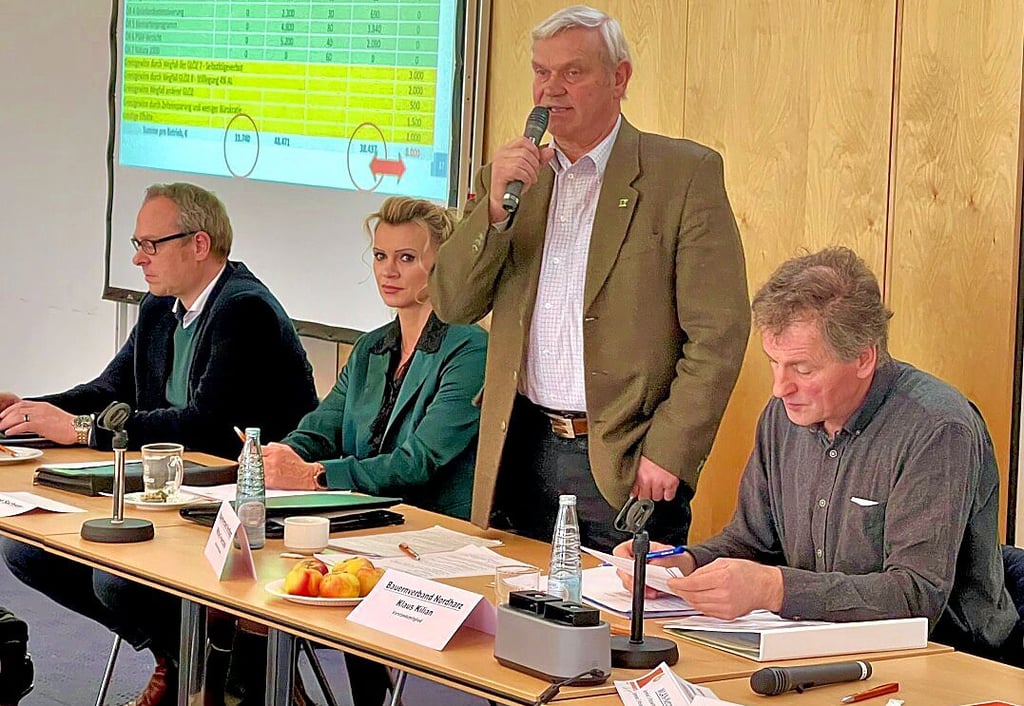 Beim Bauernverbandstag diskutieren Marcus Rothbart und Katrin Beberhold vom Landesverband sowie Kreisverbandsvorsitzender Wilfried Feuerstack und Vorstandsmitglied Klaus Kilian (von links) mit den Delegierten aus dem Nordharz.