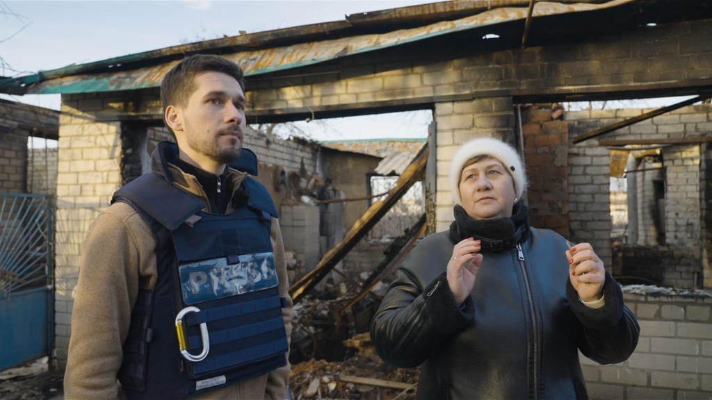 Der ARD-Korrespondent Vassili Golod spricht mit einer Frau, die 15 Kilometer entfernt von der Grenze zu Russland lebt und den Kontakt zu ihren Verwandten dort abgebrochen hat.