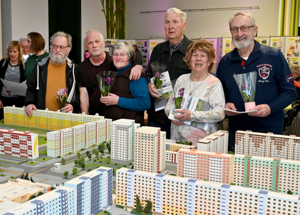 Einige der ersten Anwohner des Wohngebietes Magdeburg-Nord feiern die Eröffnung der Ausstellung zum 50. Jahrestag der Grundsteinlegung.