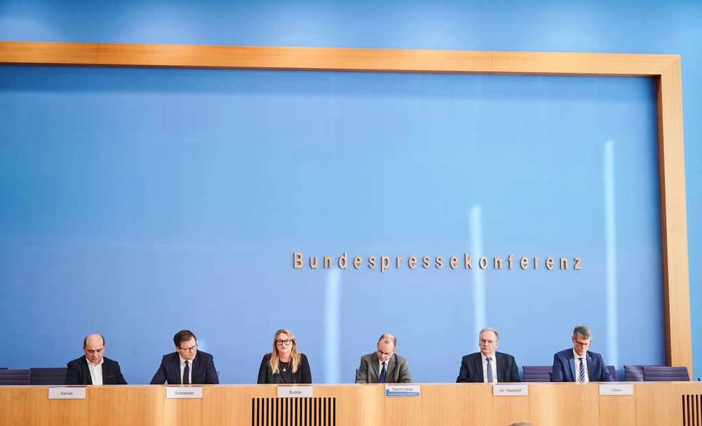 Das Zukunftszentrum Deutsche Einheit kommt nach Halle: Jury-Chefin Katrin Budde (3. von links) lobte am Mittwoch in Berlin die Bewerbung der Saalestadt.