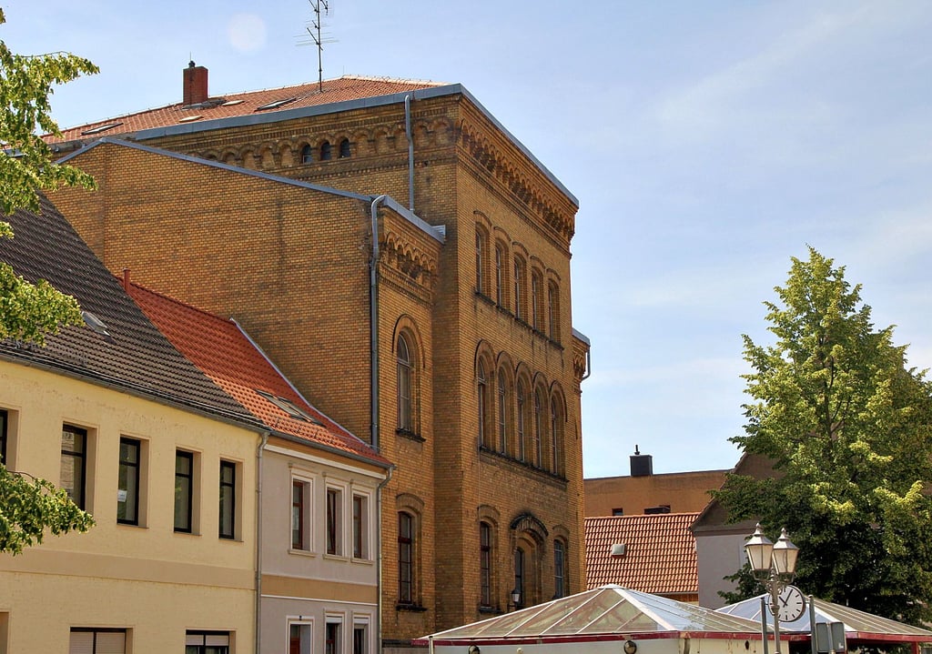 Ein bestätigter Haushalt ist unter anderem für das Sanierungsvorhaben im kleinen Rathaus von Calbe in diesem Jahr notwendig.