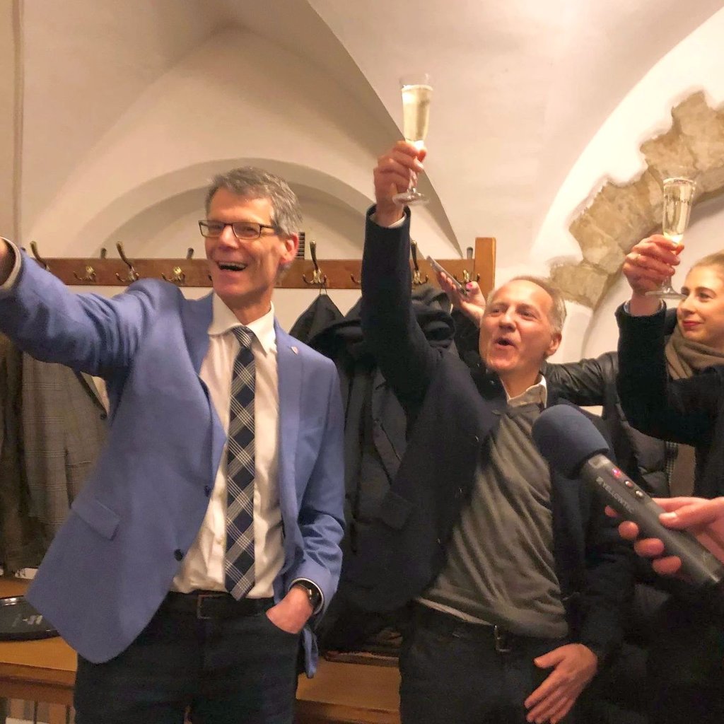 Bürgermeister Egbert Geier, Stadtmarketingchef Mark Lange und Sabine Odparlik, Fachbereichsleiterin Wirtschaft (v.l.), feiern im Brauhaus.