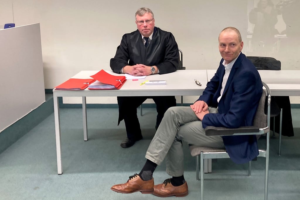 Der Berliner AfD-Politiker Kai Borrmann (vorne r.) mit seinem Anwalt Uwe Wolfgang Kasper.