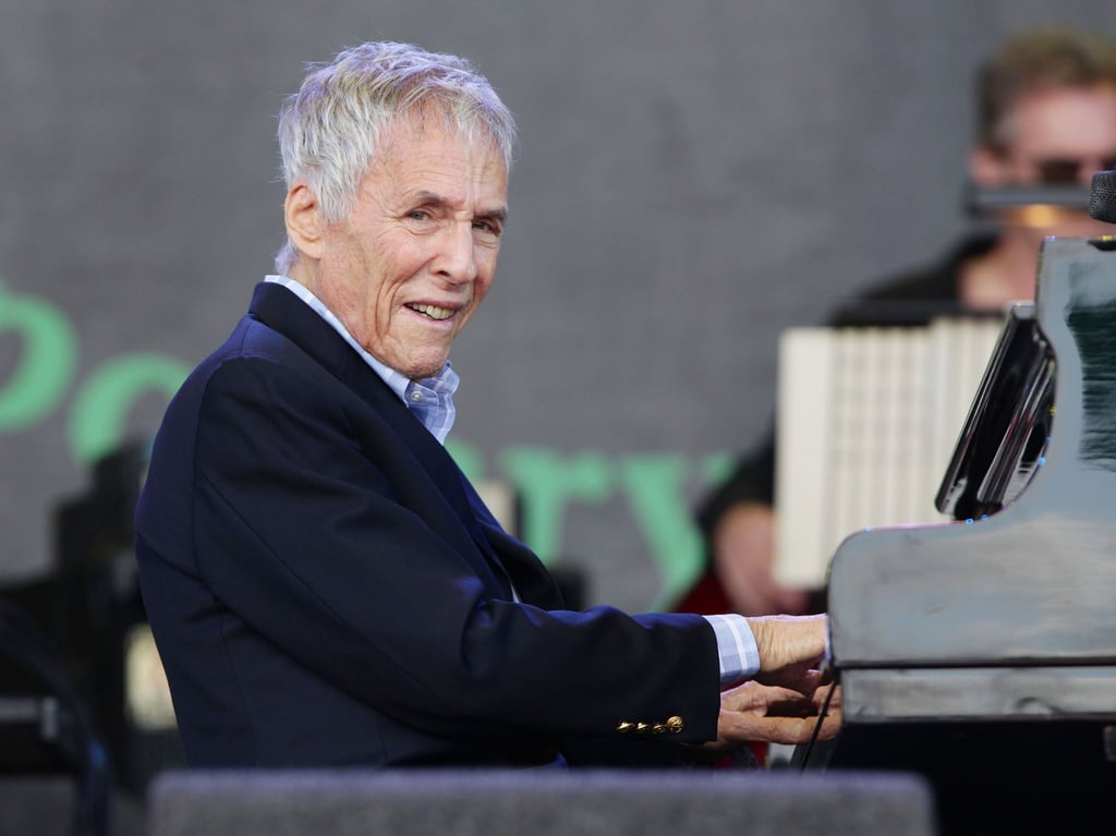 Burt Bacharach auf der Pyramid-Bühne beim Glastonbury Festival in Worthy Farm in Somerset (2015). Der amerikanische Komponist und Oscar-Gewinner ist im Alter von 94 Jahren gestorben.