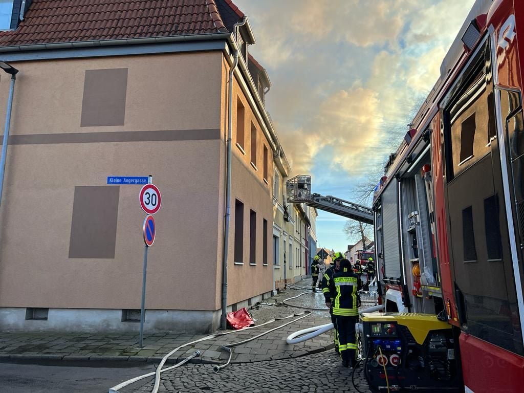 Nahe der Ecke "Kleine Angergasse" und der Schlossstraße ist in einem Haus in Calbe/Saale ein Feuer ausgebrochen.