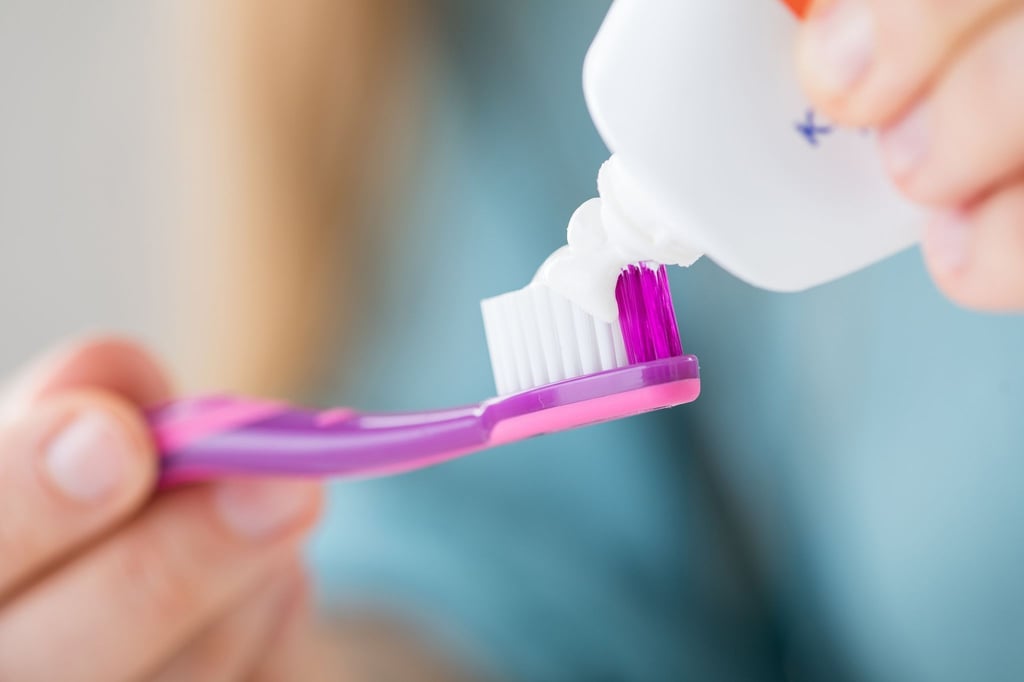 Pflegebedürftige Menschen sind nicht immer in der Lage, der Mundhygiene die notwendige Aufmerksamkeit zu schenken. Dann brauchen sie Unterstützung, zum Beispiel von pflegenden Angehörigen.