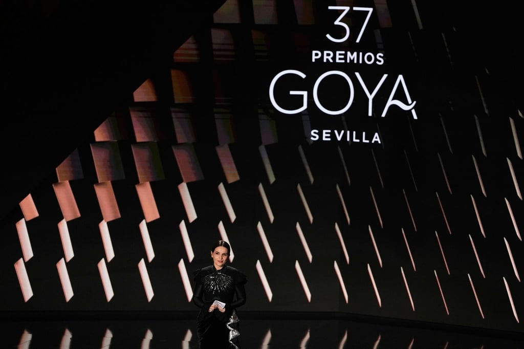 Die französische Schauspielerin Juliette Binoche hält eine Rede, nachdem sie den Internationalen Goya-Preis erhalten hat.