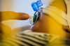 Kleinkind mit einem Beatmungsgerät auf einer Intensivstation: Die Kinder-ITS der Uniklinik Magdeburg ist vorübergehend geschlossen.