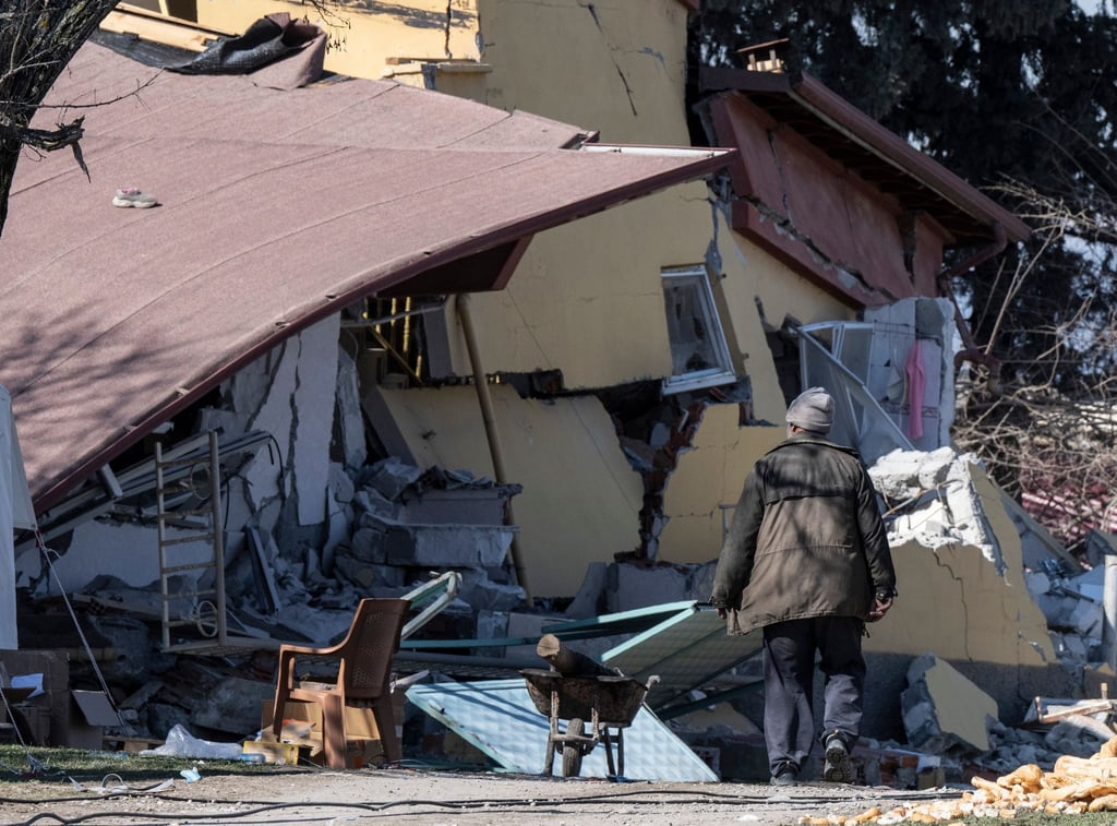 Nur noch Trümmer sind von einem Wohnhaus in dem kleinen Dorf Ördekdede übriggeblieben.