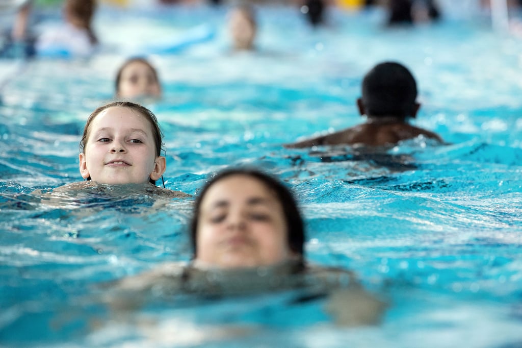 Kinder im Schwimmkurs – nach wie vor gibt es in Magdeburg deutlich mehr Nachfrage als Plätze.