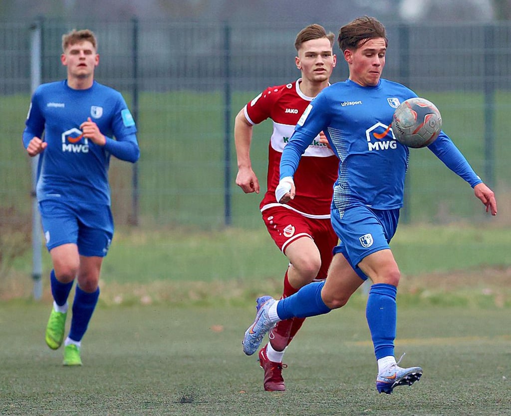 Joel Marks (am Ball) behielt gegen Cottbus die Nerven und traf per Strafstoß zum Sieg.