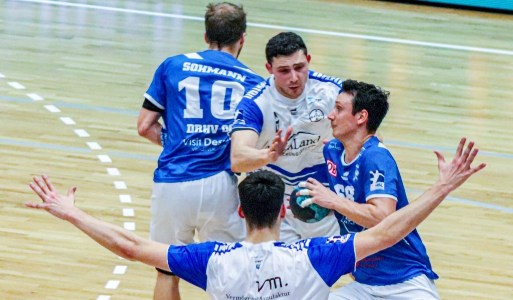 Der Dessau-Roßlauer HV, hier mit Max Emanuel (am Ball), knüpft mit einem 35:30 (19:19)-Heimsieg zum Rückrundenauftakt gegen Bayer Dormagen an die erfolgreiche erste Saisonhälfte an.