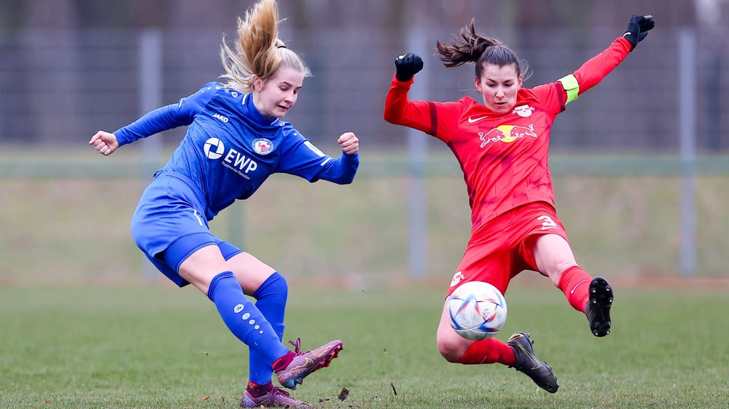 RB-Kapitänin Johanna Kaiser (r.) versucht den Ball von Emily Lemke (Potsdam II) zu blocken.