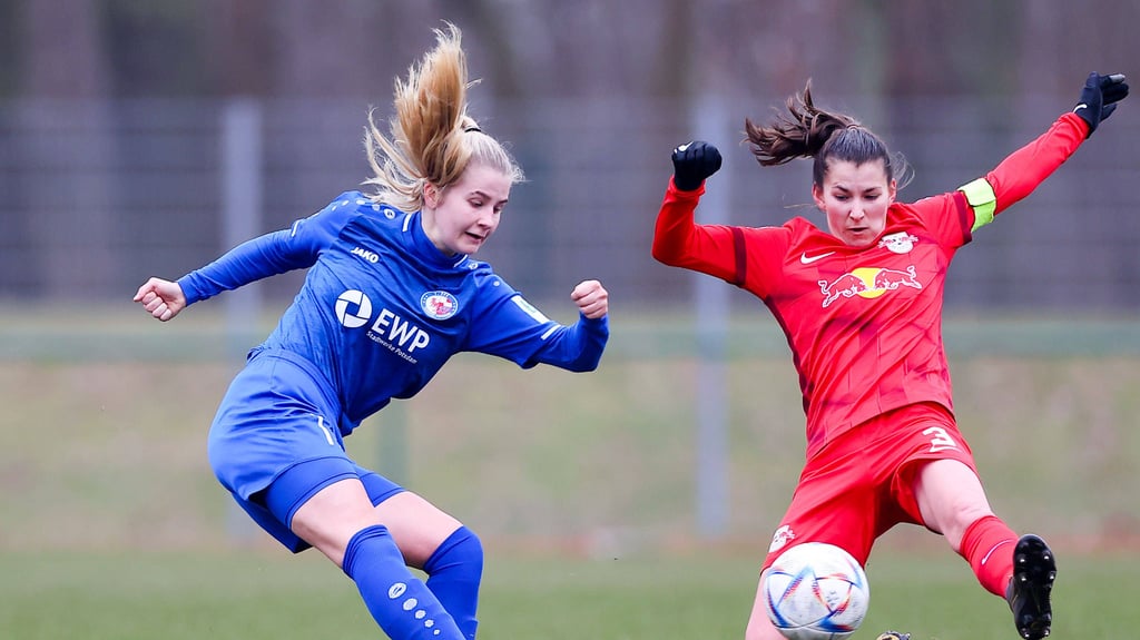 RB-Kapitänin Johanna Kaiser (r.) versucht den Ball von Emily Lemke (Potsdam II) zu blocken.