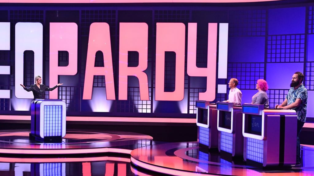 Ruth Moschner (links) modierte jetzt Jeopardy! Sat.1 bringt die Quiz-Show ab 20. Februar 2023 wieder ins deutsche Fernsehen.