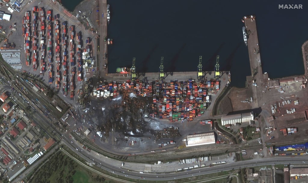 Das Satellitenbild zeigt beschädigte Container und Hafenanlagen im türkischen Iskenderun. In der gesamten Region gibt es erhebliche Schäden an kritischer Infrastruktur.