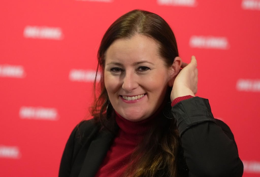 Janine Wissler, Bundesvorsitzende der Partei Die Linke, lacht während einer Pressekonferenz zur Wiederholungswahl zum Berliner Abgeordnetenhaus.