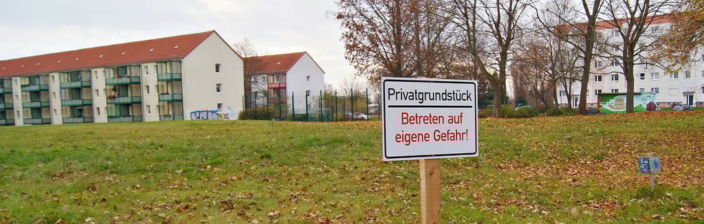 Es gab viele Idden für die Fläche am Kreisel Samsweger Straße: Wohnungen, Spielplatz... Nun kommt ein Aldi-Markt. Noch ist die Heidewasserleitung im Weg.