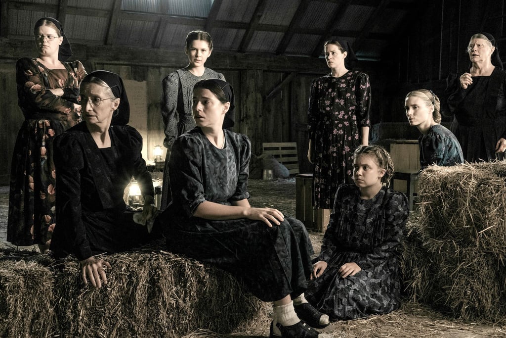 Michelle McLeod (l-r) als Mejal, Sheila McCarthy als Greta, Liv McNeil als Neitje, Jessie Buckley als Mariche, Claire Foy als Salome, Kate Hallett als Autje, Rooney Mara als Ona und Judith Ivey als Agata in einer Szene des Films "Die Aussprache".