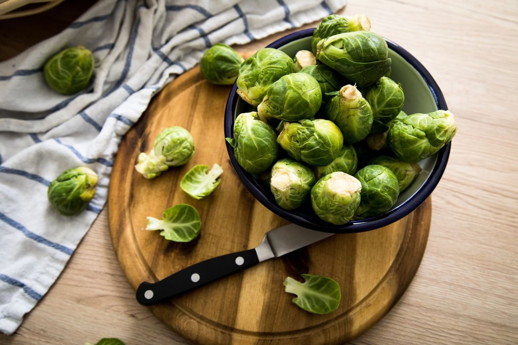 Wer Rosenkohl als Kind nicht mochte, sollte ihn mal als „smashed Rosenkohl“ probieren. Dazu wird er blanchiert, mariniert, auf einem Backblech flach gedrückt und mit Käse überbacken.