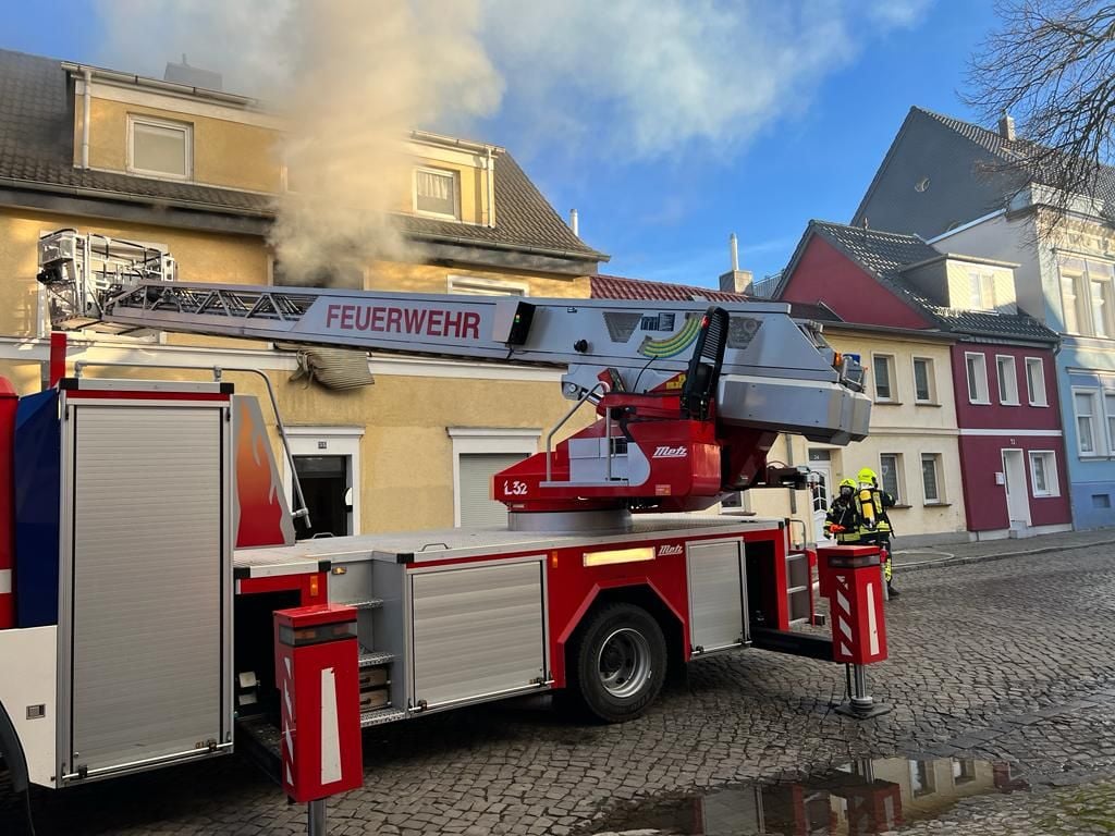 In Calbe brennt in der Schlossstraße ein Haus. Die Feuerwehr ist vor Ort.
