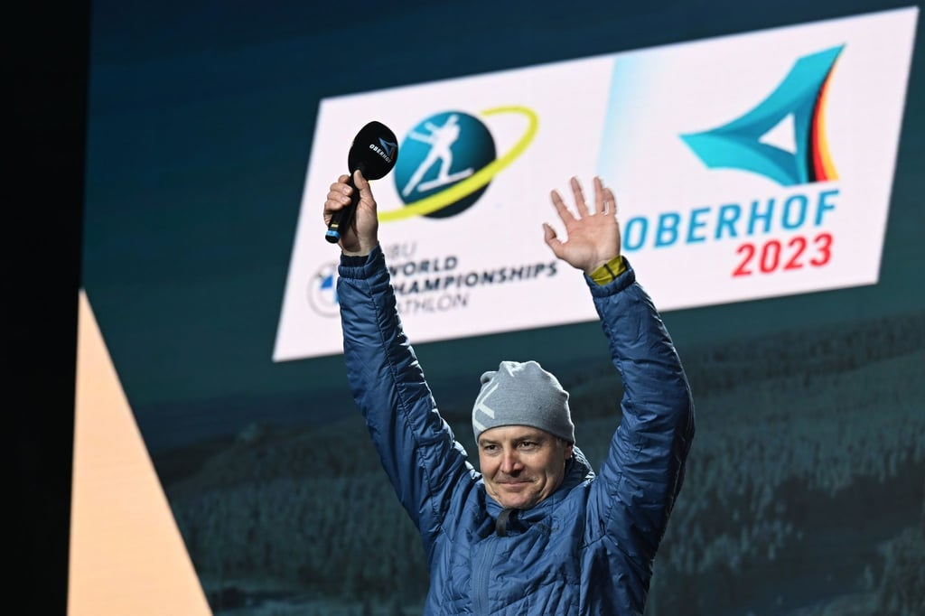 Sven Fischer winkt während der Eröffnungsfeier der Biathlon-WM in Oberhof.