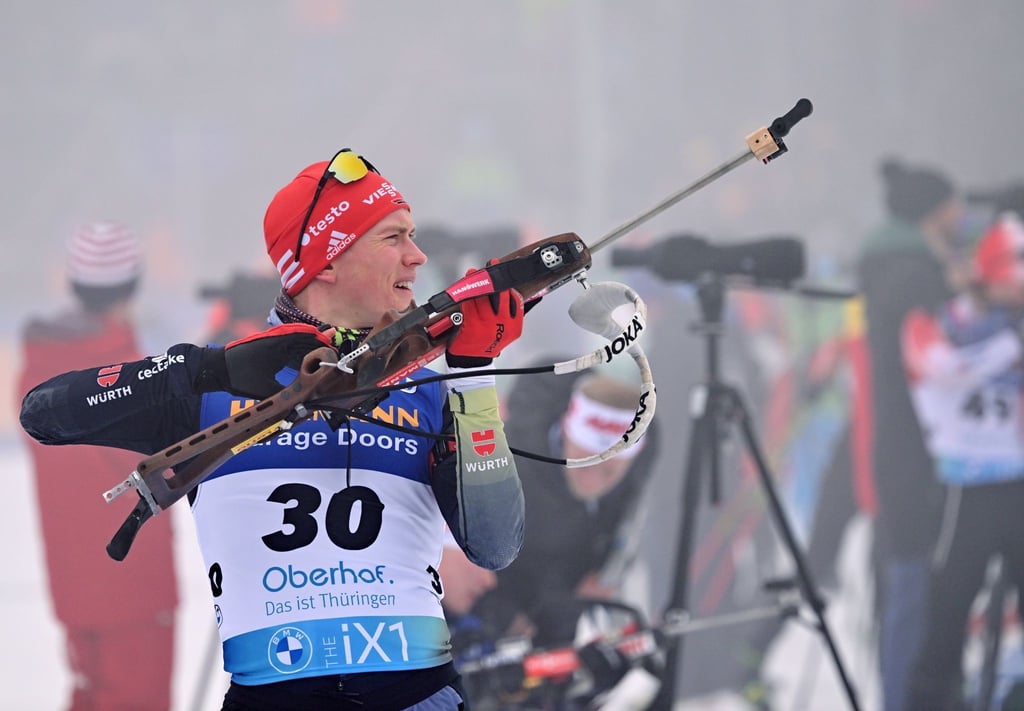 Biathlet Benedikt Doll beim Schießen.